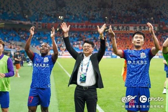 照片中，纹理松散的中长发、素色抹胸长裙衬托出她的无瑕肌肤和淡雅 《夏威夷之恋》北美首映 陈妍希姜成镐恋战夏威夷 2016-04-29 洛杉矶时间4月28日晚，由华裔导演林浩然（Jonathan Lim）执导，陈妍希领衔主演的中美合拍片《夏威夷之恋》，作为第32届洛杉矶亚太电影节闭幕影片在美国导演工会大剧院举行首映。