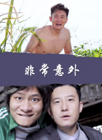 卡莉·史派妮饰演的普瑞希拉和雅各布·艾洛蒂饰演的猫王热情相拥。